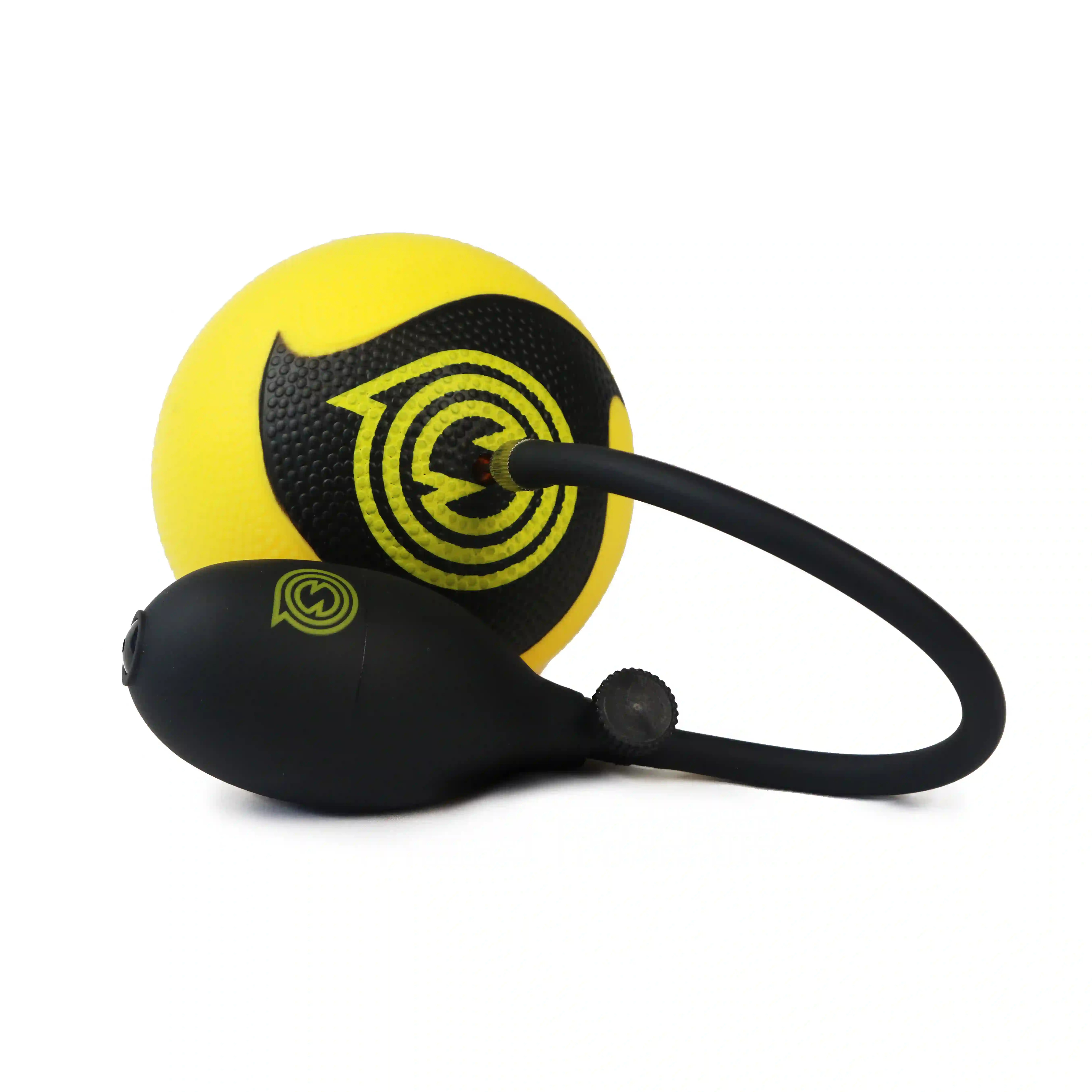 Spikeball‑Pro‑Ball mit Handpumpe, gelb‑schwarzes Design auf weißem Hintergrund