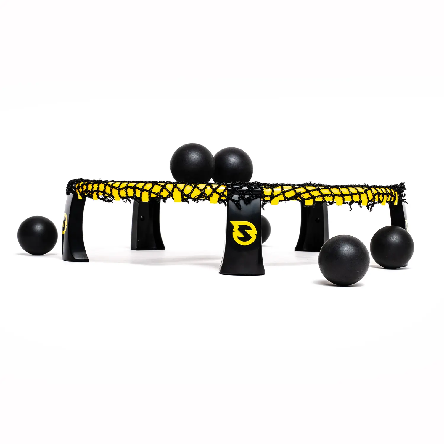 Spikeball Spielset mit schwarzem Netz und gelber Umrandung, mehreren schwarzen Bällen auf und um das Netz – Outdoor‑Teamspiel für Strand, Park und Freizeit