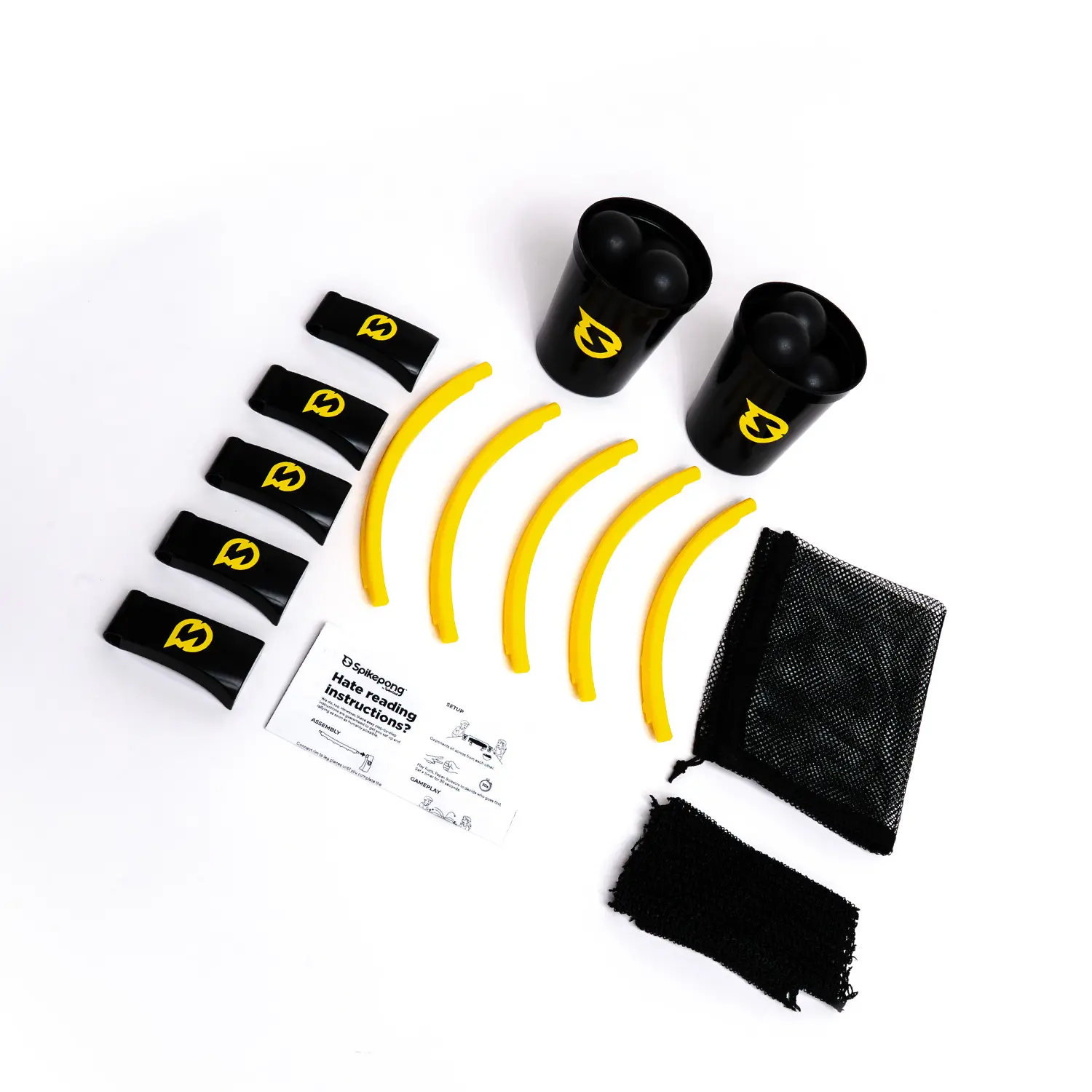 Spikepong Spielset von Spikeball mit zwei schwarzen Bechern, sechs schwarzen Bällen, gelben Rahmenstücken, schwarzen Standfüßen, Netz, Tasche und Anleitung – vollständiges Outdoor‑Teamspiel für Freizeit und Sport