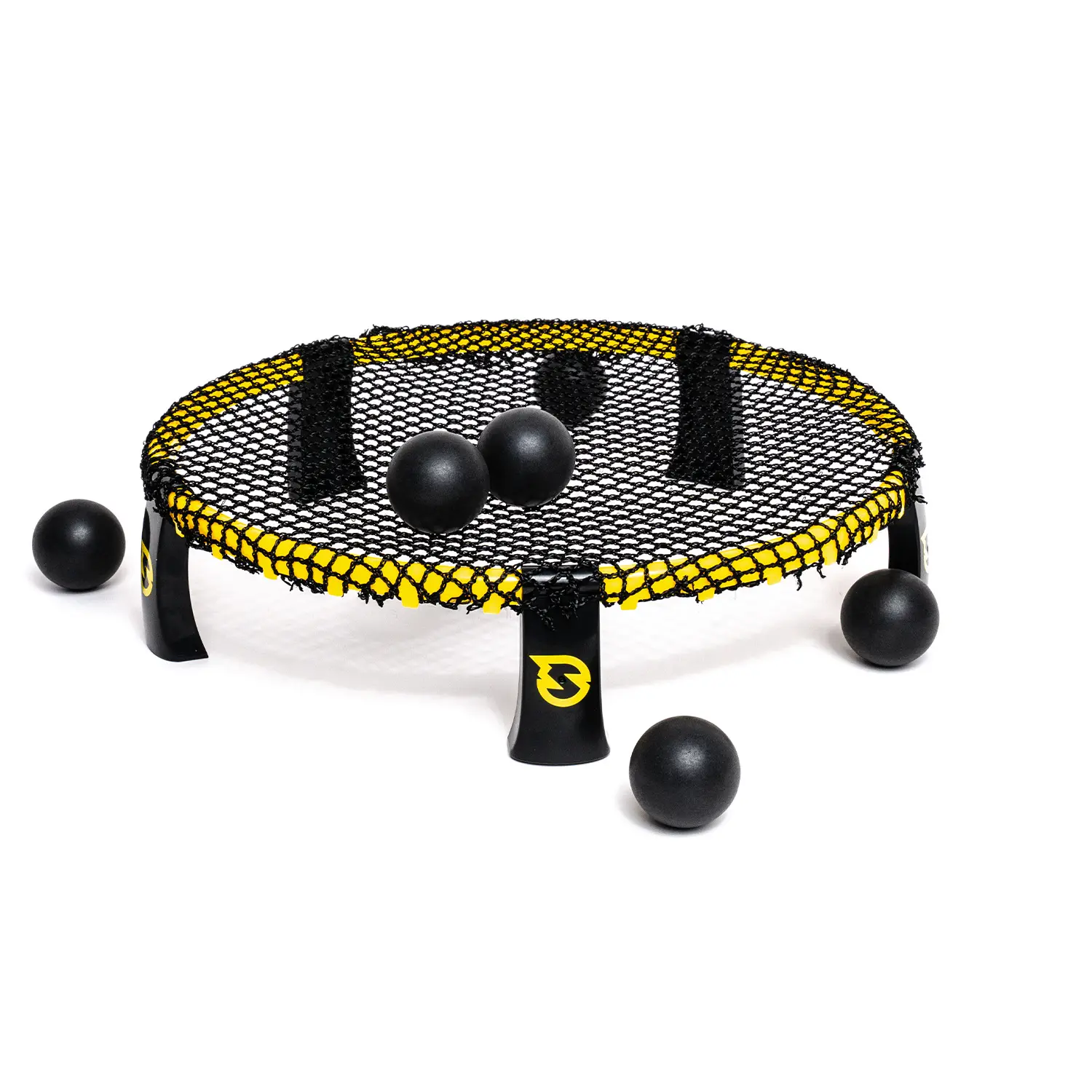 Spikeball Spielset mit schwarzem Netz und gelber Umrandung, mehreren schwarzen Bällen auf dem Netz und Boden – Outdoor‑Teamspiel für Strand, Park und Freizeit