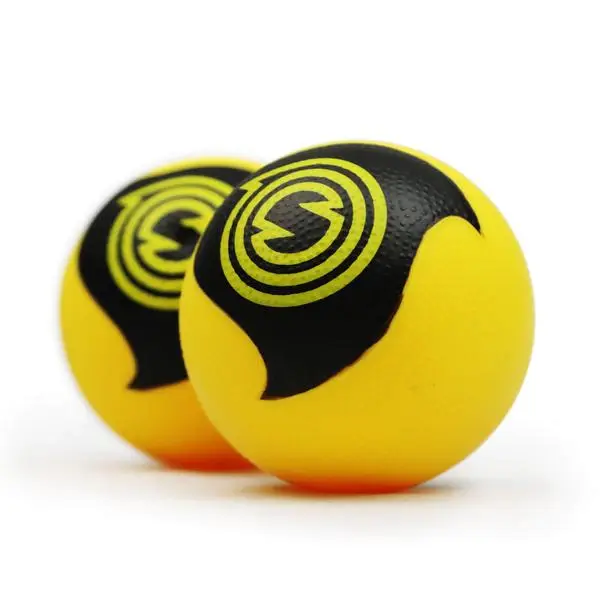Zwei gelbe Bälle mit schwarzem Logo, Fokus auf Vorderball