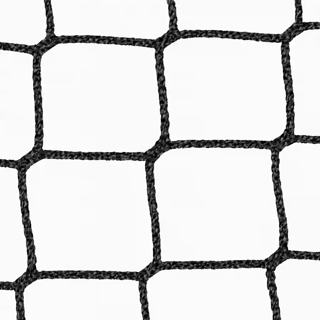 Nahaufnahme eines schwarzen, knotenlosen Polypropylennetzes mit deutlich sichtbarem Knotenpunkt und geflochtenen Fasern