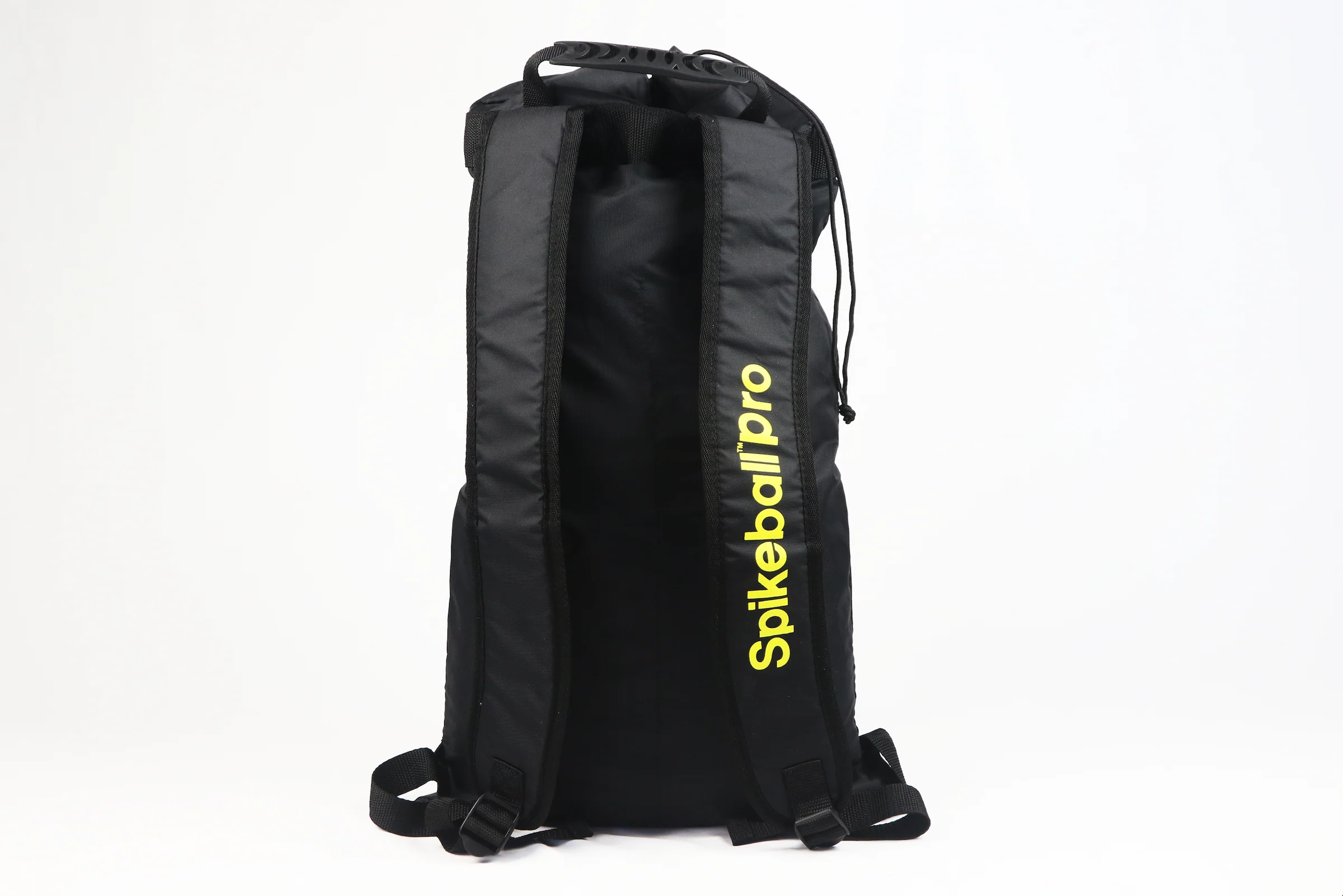 Rückansicht des schwarzen Spikeball Pro Rucksacks mit gepolsterten Schultergurten und gelbem Logo – Tasche für Outdoor‑Spiel