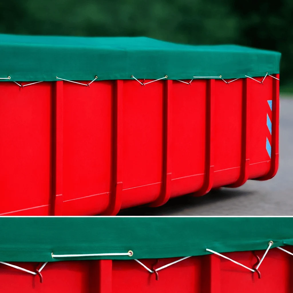 roßer roter Container, dessen Oberseite mit einer straff gespannten grünen Abdeckplane befestigt mit einer umlaufenden Gummileine gesichert ist