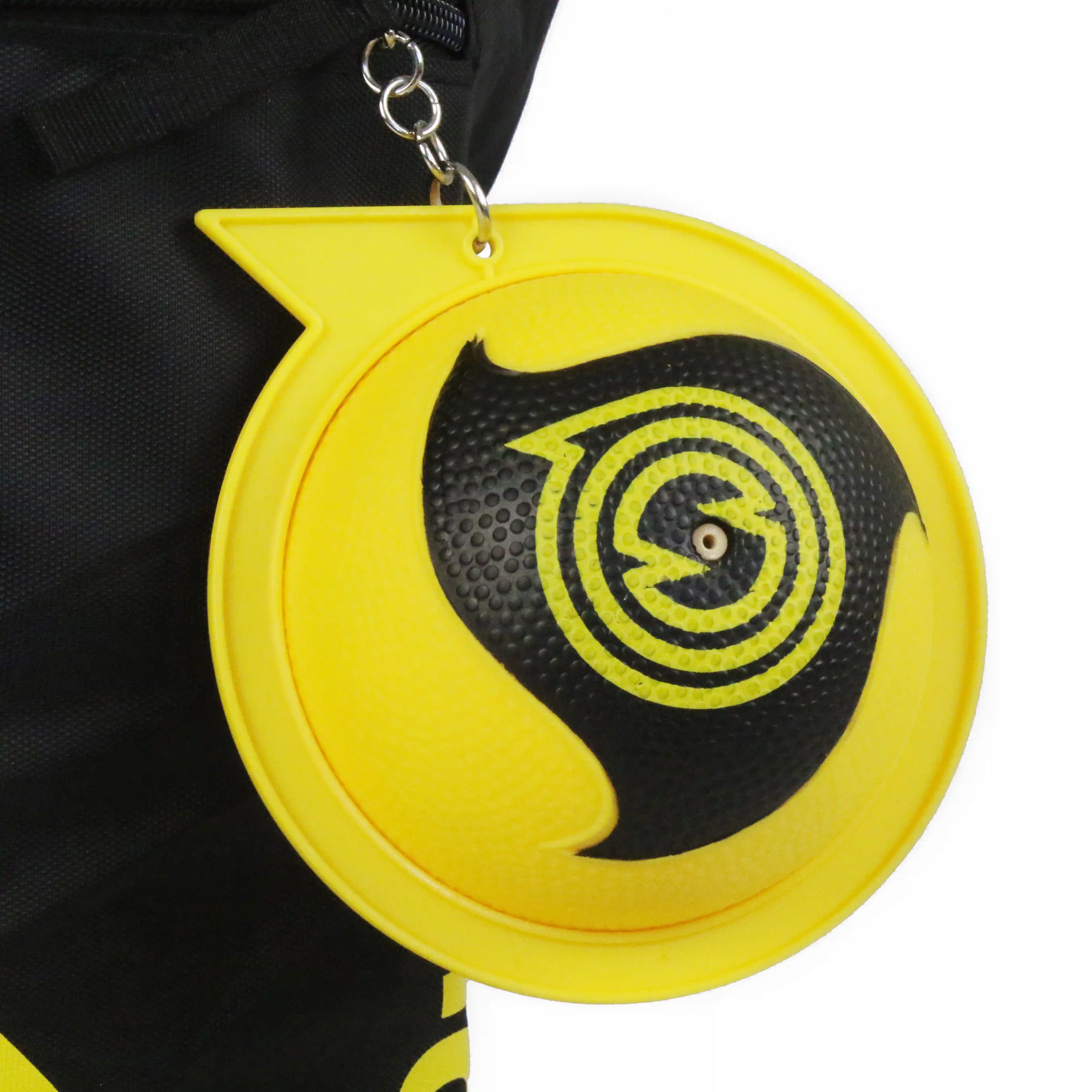 Gelb‑schwarzer Spikeball‑Pro‑Schlüsselanhänger an schwarzer Tasche, Nahaufnahme