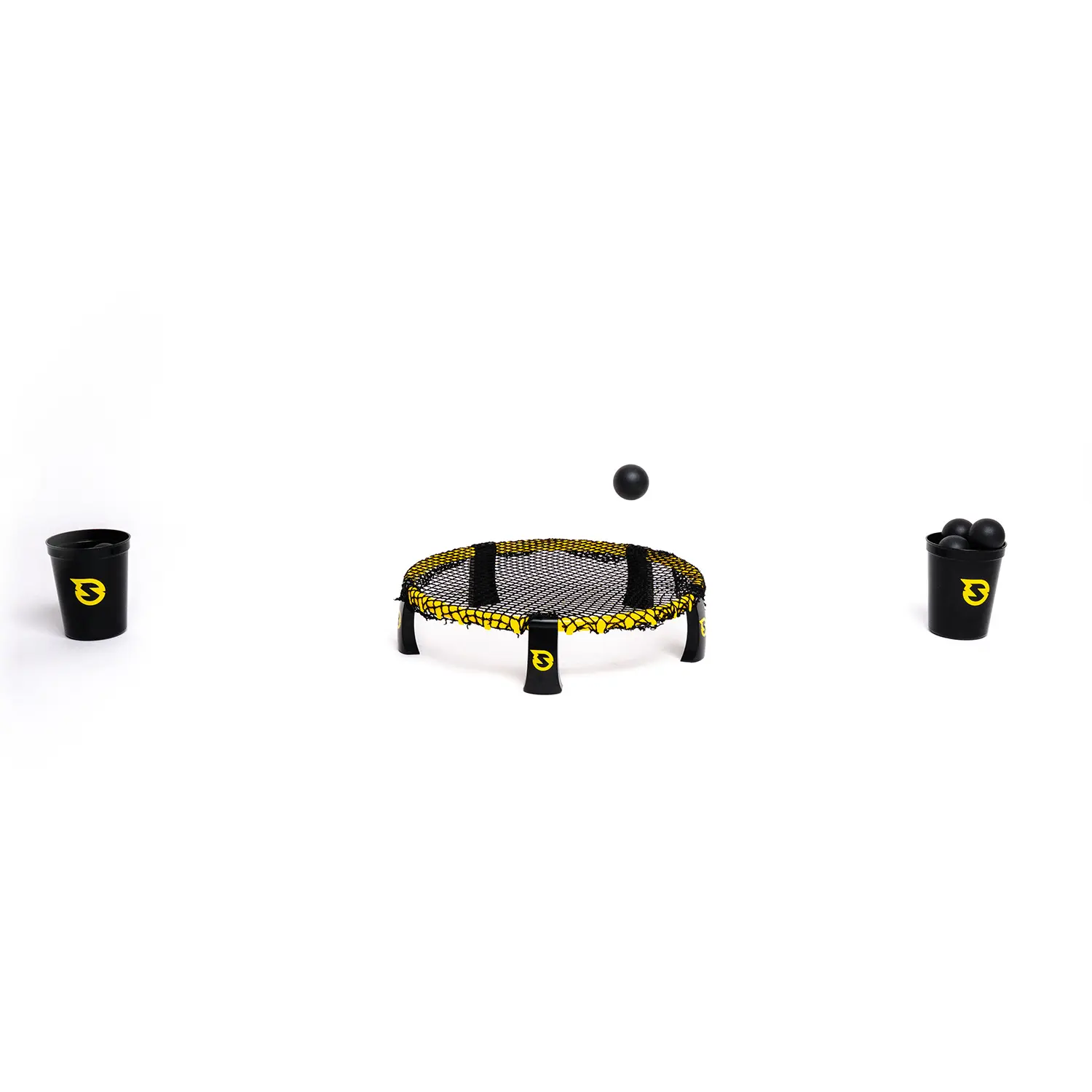 Spikeball Spielset mit schwarzem Netz und gelber Umrandung, Ball in der Luft über dem Netz, zwei schwarze Becher mit gelbem Logo – Outdoor‑Teamspiel für Strand, Park und Freizeit