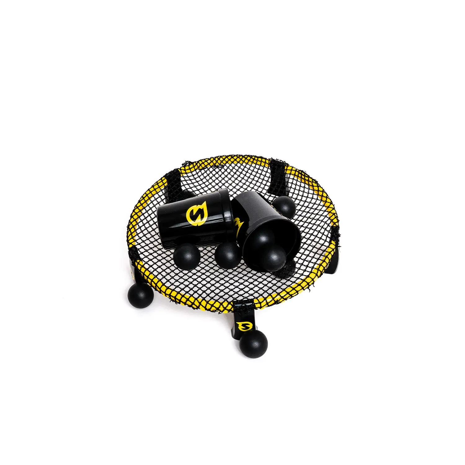 Spikeball Spielset mit schwarzem Netz und gelber Umrandung, zwei schwarzen Bechern mit gelbem Logo und mehreren schwarzen Bällen – Outdoor‑Teamspiel für Strand, Park und Freizeit