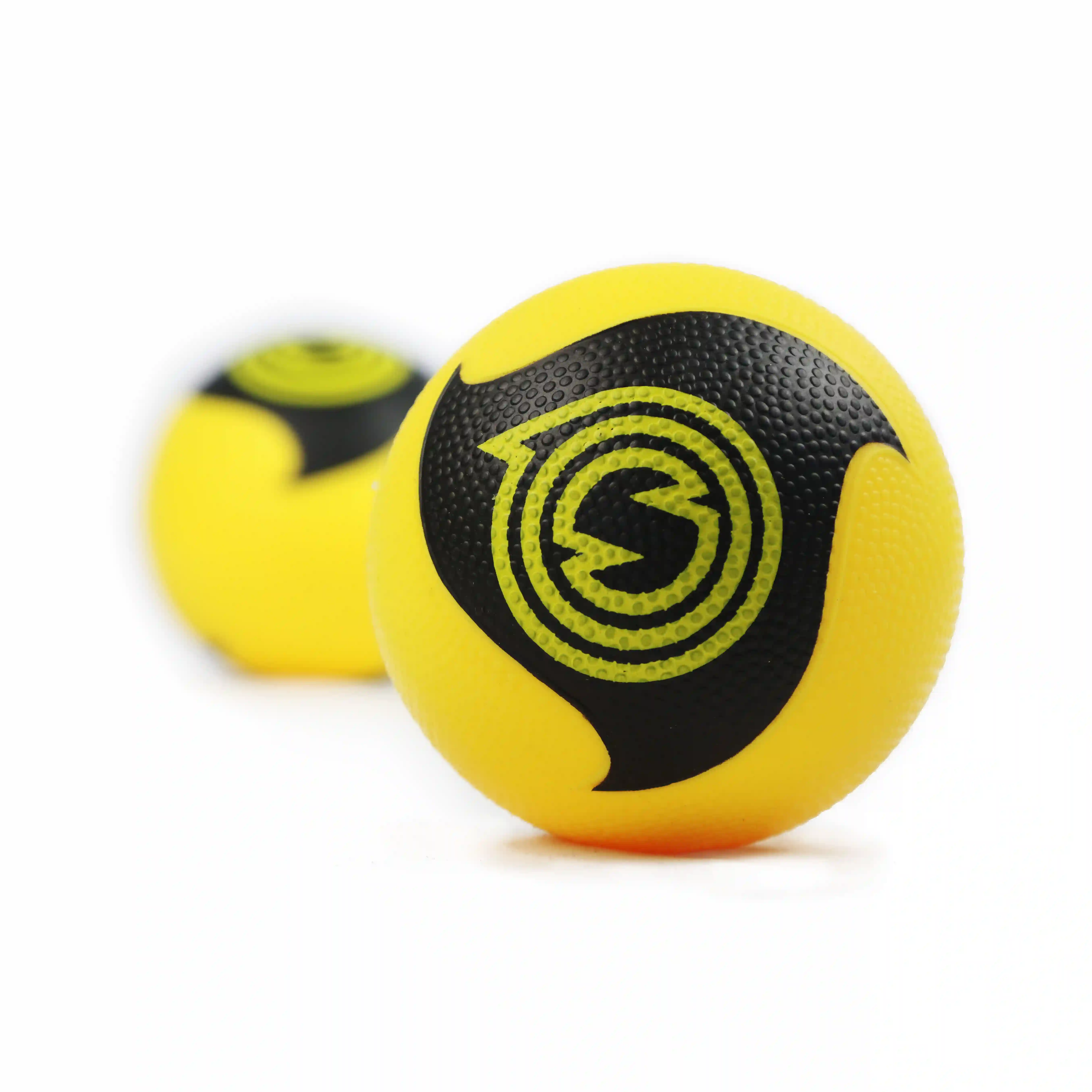 Spikeball‑Pro‑Bälle in Gelb und Schwarz mit strukturiertem Logo, Vorder‑ und Hintergrundansicht	spikeball-pro-baelle-gelb-