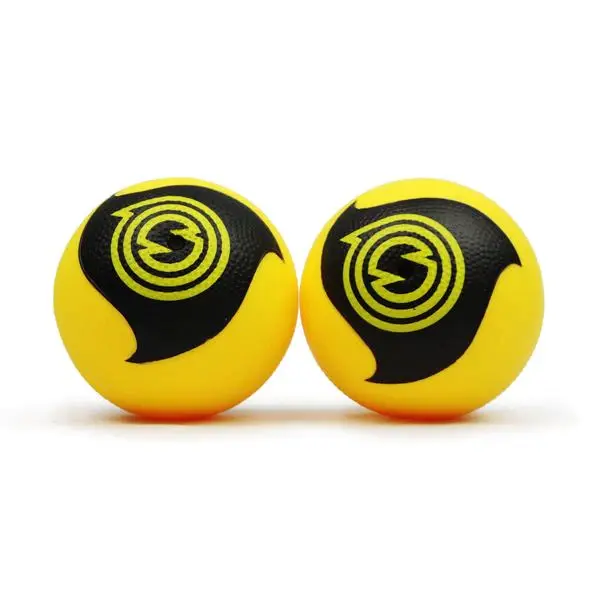 2 x Gelbe Spikeball Trainingsbälle mit schwarzem Spiral-Logo nebeneinander