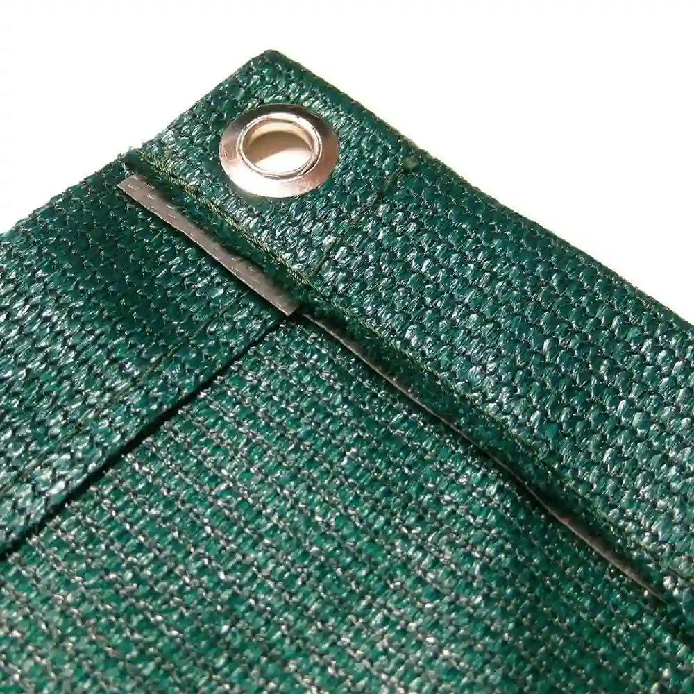 Nahaufnahme eines grünen, gewebten Materials mit einer silbernen Metallöse am oberen Rand