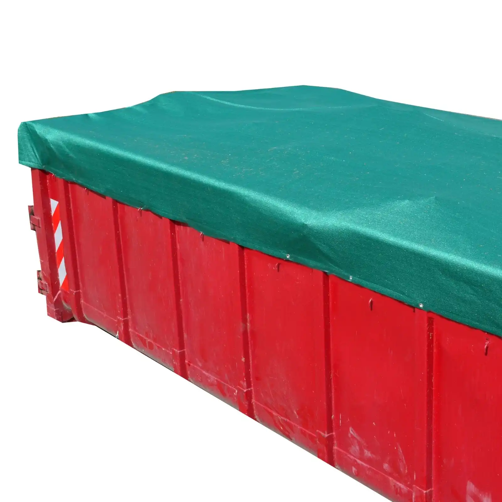 Großer roter Container, dessen Oberseite mit einer straff gespannten grünen Abdeckplane gesichert ist