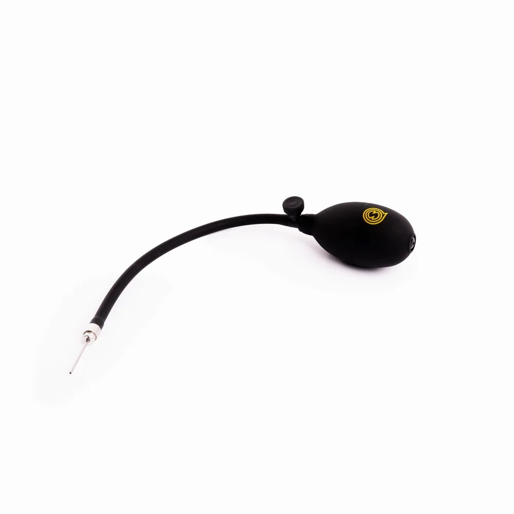 Schwarze Spikeball Pro Luftpumpe mit flexiblem Schlauch und Metallnadel – Handpumpe zum Aufpumpen von Spielbällen