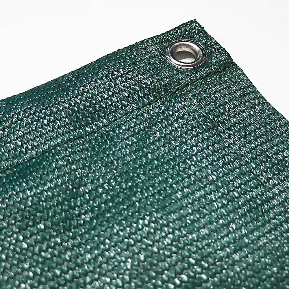 Nahaufnahme eines grünen, gewebten Materials mit einer silbernen Metallöse am oberen Rand