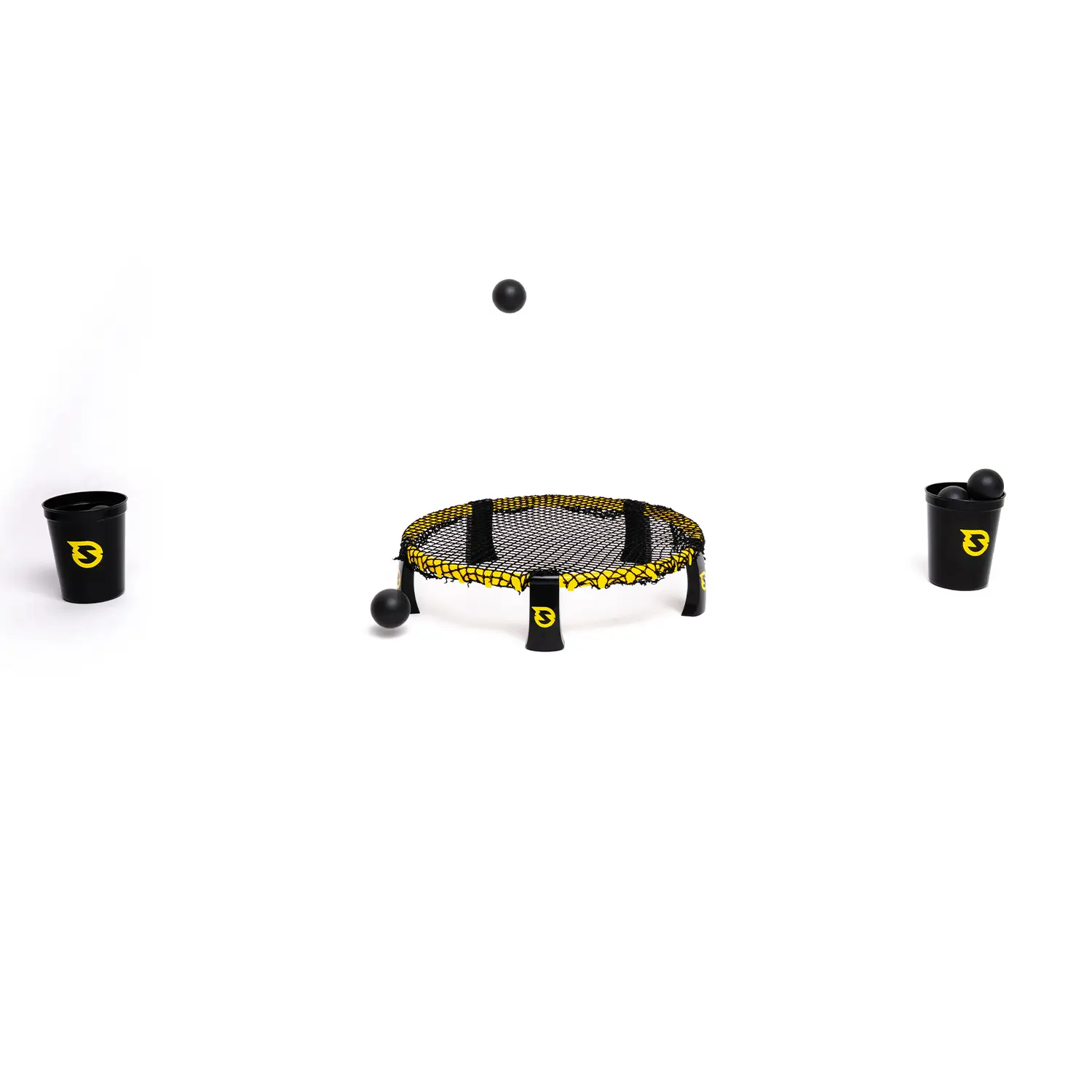 Spikeball Spielset mit schwarzem Netz und gelber Umrandung, Ball in der Luft über dem Netz, zwei schwarze Becher mit gelbem Logo – dynamisches Outdoor‑Teamspiel für Strand und Park