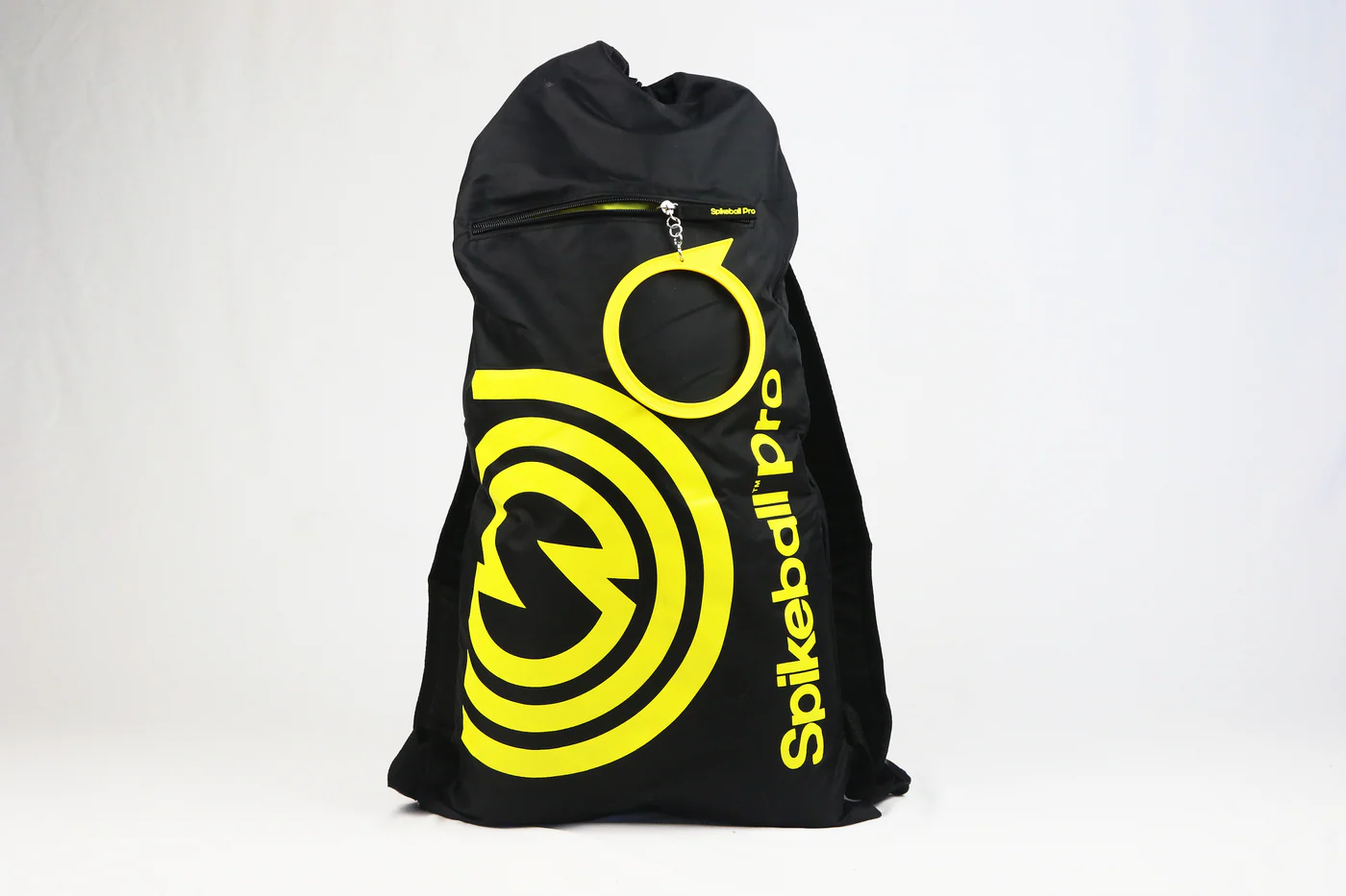 Schwarzer Spikeball Pro Rucksack mit gelbem Logo und Reißverschluss – Tasche für Spikeball‑Set und Outdoor‑Sport