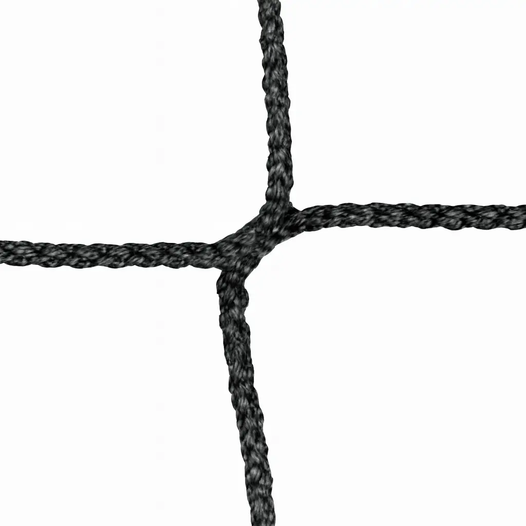 Nahaufnahme eines schwarzen, knotenlosen Polypropylennetzes mit deutlich sichtbarem Knotenpunkt und geflochtenen Fasern