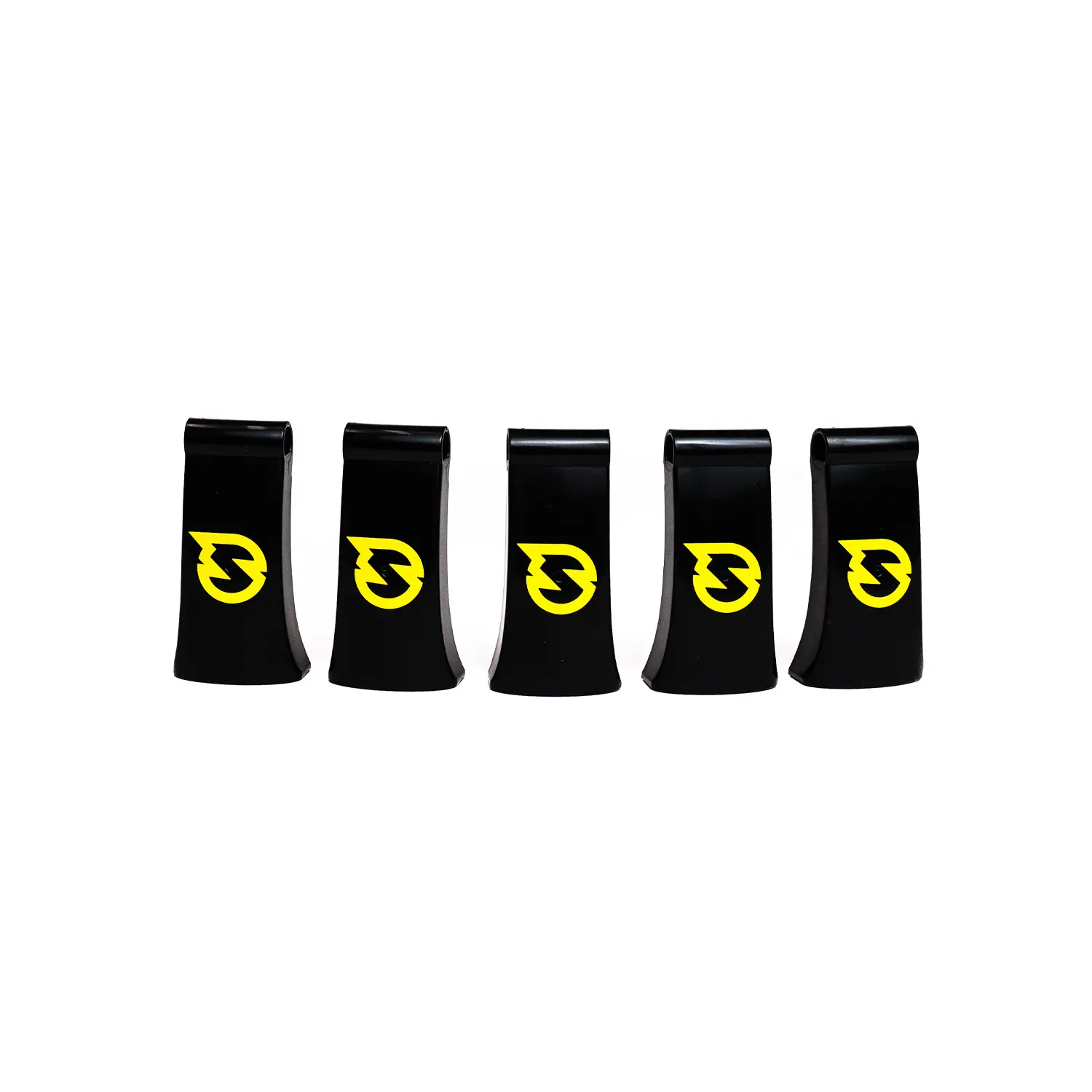 Fünf schwarze Spikeball Standfüße mit gelbem Logo nebeneinander auf weißem Hintergrund – stabile Netzhalterung für Outdoor‑Teamspiel und Freizeit