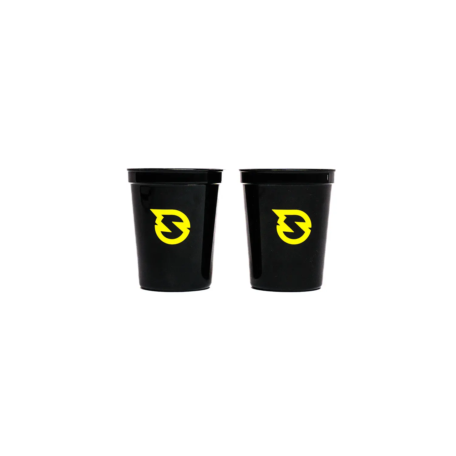 Zwei schwarze Spikeball Becher mit gelbem Logo nebeneinander auf weißem Hintergrund – robustes Zubehör für Outdoor‑Spiele, Freizeit und Sport
