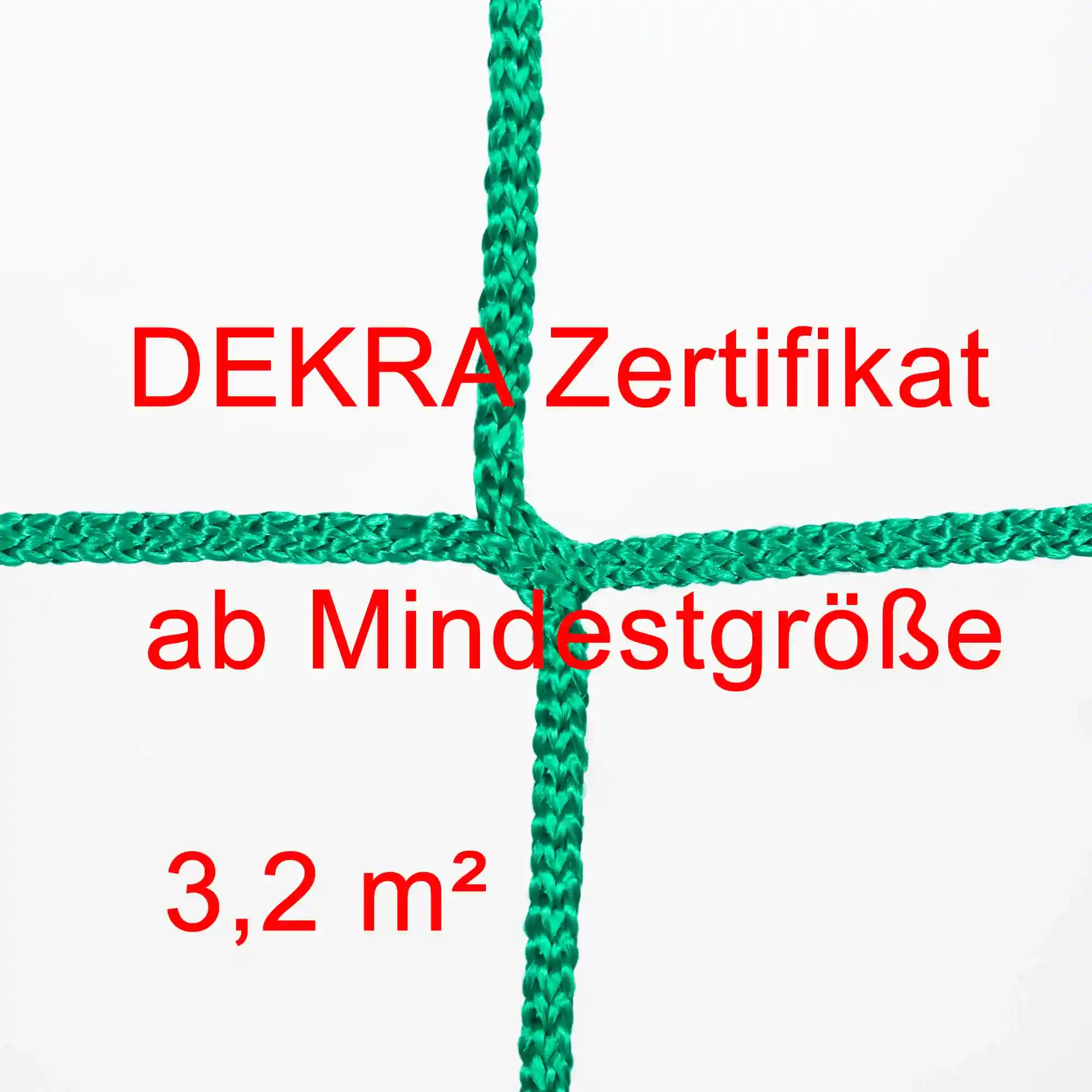 Grünes knotenloses Nezt auf  hellem Hintergrund, darüber in roter Schrift DEKRA Zertifikat ab Mindestgröße 3,2 m²