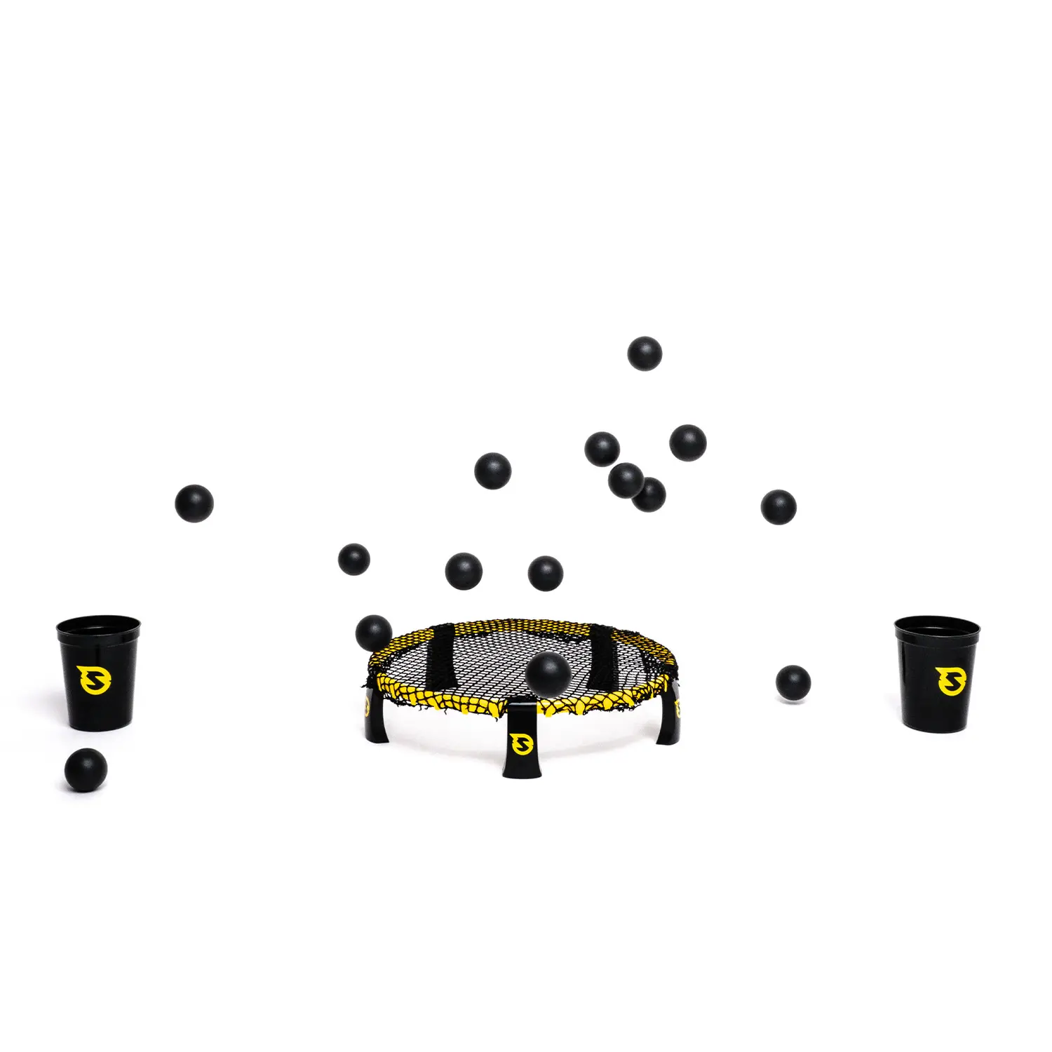 Spikepong Spielset von Spikeball mit schwarzem Netz und gelber Umrandung, zwei schwarzen Bechern mit gelbem Logo und mehreren schwarzen Bällen in der Luft – dynamisches Outdoor‑Teamspiel für Freizeit und Sport