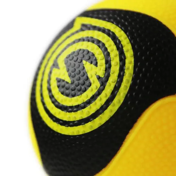 Nahaufnahme eines gelben Balls mit strukturierter Oberfläche und Spiral-Logo