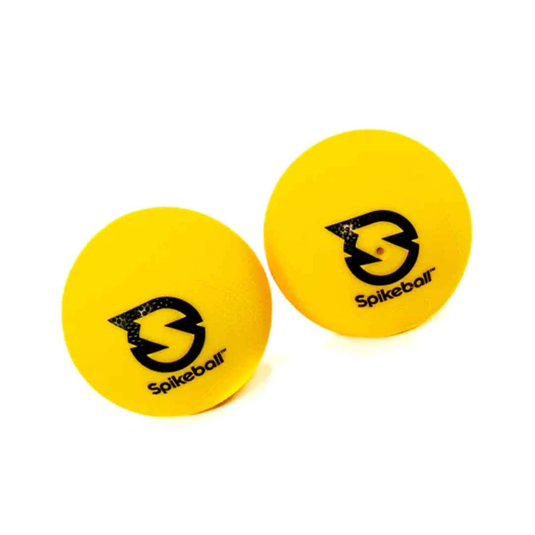 Zwei gelbe Spikeball-Bälle mit schwarzem Logo auf weißem Hintergrund