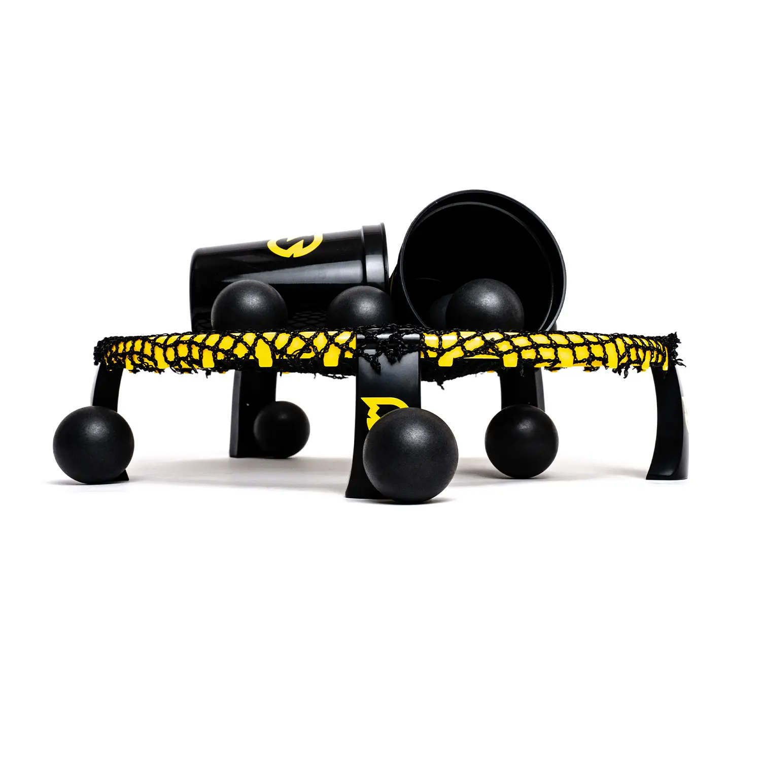 Spikeball Spielset mit schwarzem Netz und gelber Umrandung, mehreren schwarzen Bällen und zwei Bechern mit gelbem Logo – Outdoor‑Teamspiel für Strand, Park und Freizeit